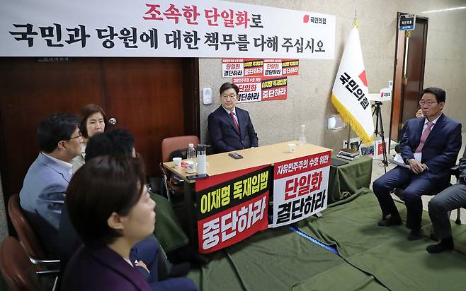 권성동 국민의힘 원내대표가 9일 오전 서울 여의도 국회에서 김문수 당 대통령 후보에게 단일화 약속을 촉구하며 무기한 단식농성을 벌이고 있는 가운데 김상훈 정책위의장, 김대식 의원 등 동료 의원들과 대화하고 있다. /남강호 기자