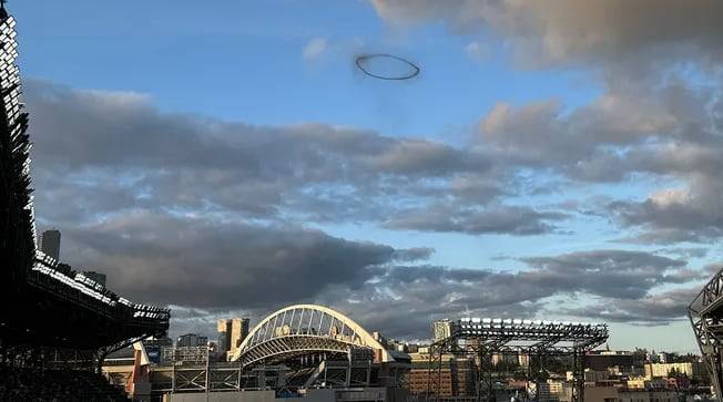 지난 3월 29일 시애틀 하늘에서 목격된 검은 고리. /폭스웨더