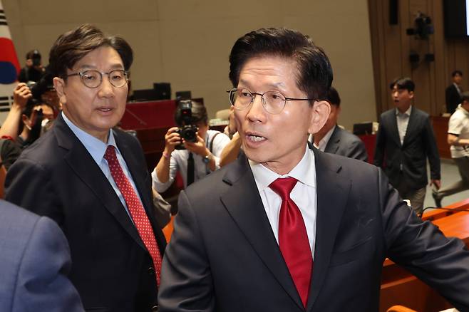 9일 서울 여의도 국회에서 열린 의원총회에서  김문수 대선후보가 권영세 비대위원장이 자신에 이어 발언한뒤  퇴장하자 자신도 의총장을 나가고 있다. 뒤에서 권성동 원내대표가 쳐다보고 있다./연합뉴스