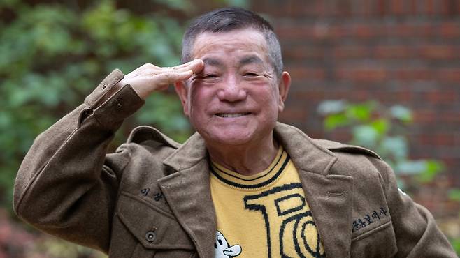 뽀빠이 이상용씨가 지난해 본지와 인터뷰를 갖고 애장품을 소개하던 모습. /박상훈 기자