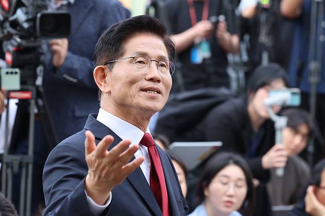 김문수 국민의힘 대통령 후보가 8일 서울 여의도 국회 강변서재에서 한덕수 무소속 대선 예비후보와 '후보 단일화' 회동을 하고 있다. /뉴스1