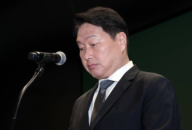 최태원 SK그룹 회장이 7일 오전 서울 중구 SK텔레콤 T타워 SUPEX홀에서 SK텔레콤의 해킹 사고와 관련해 대국민 사과를 하고 있다./뉴스1