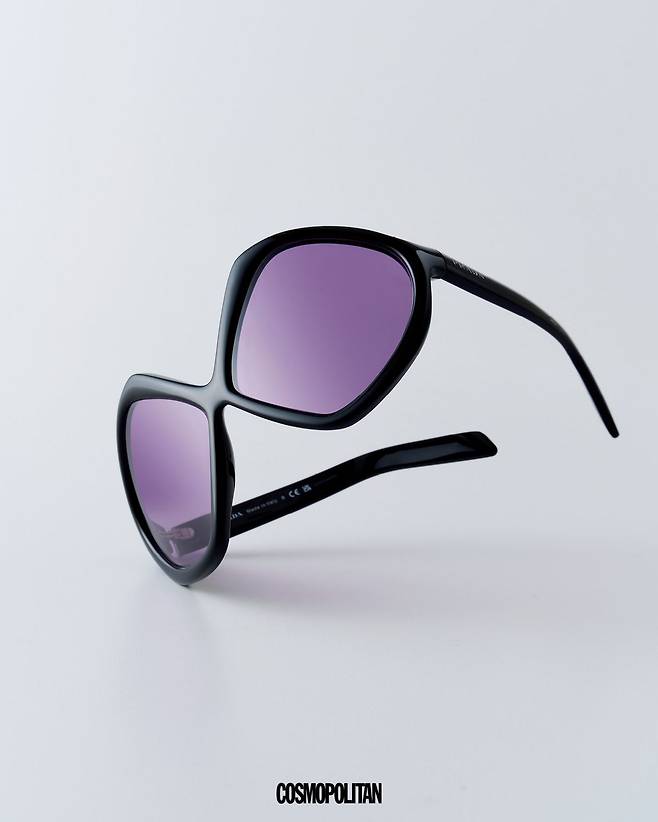 런웨이 선글라스 74만원 Prada.