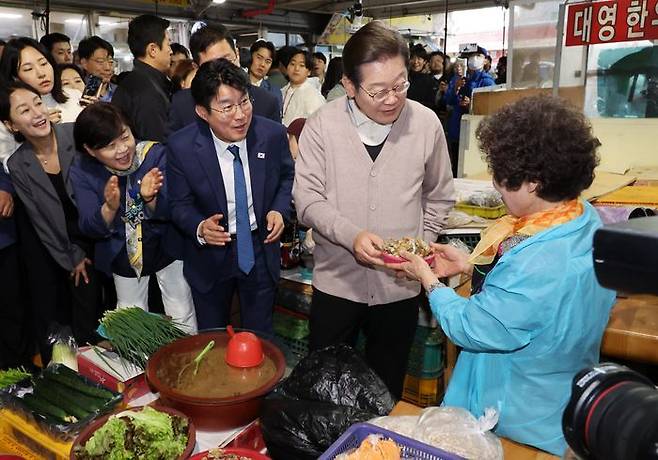 민심을 청취하는 '경청 투어'에 나선 이재명 더불어민주당 대선후보가 9일 경북 영천시 영천공설시장에서 말린 고추를 구매하고 있다. ⓒ 뉴시스