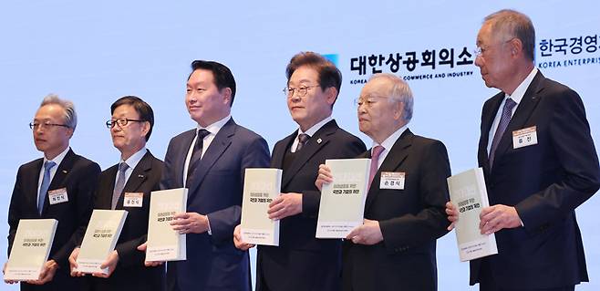 이재명 더불어민주당 대선 후보(왼쪽에서 네 번째)가 8일 서울 중구 대한상공회의소에서 열린 경제 5단체장 간담회에 참석해 정책제언집을 들고 기념사진을 찍고 있다. 왼쪽부터 최진식 한국중견기업연합회 회장, 윤진식 한국무역협회 회장, 최태원 대한상공회의소 회장, 이 후보, 손경식 한국경영자총협회 회장, 류진 한국경제인협회 회장. 사진공동취재단