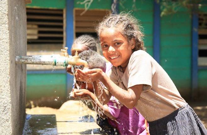 극단적인 폭염, 가뭄과 같은 기후 재난을 겪을 2020년생 아이들이 1960년생보다 5배 가까이 많아진다는 연구 결과가 나왔다. 음수대에서 물을 마시고 있는 에티오피아 아이들. 세이브더칠드런 제공