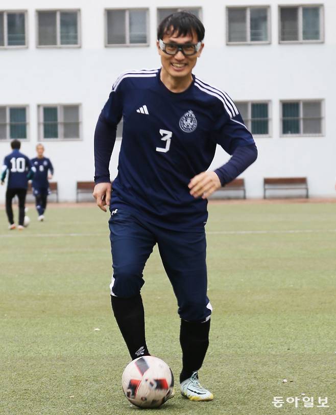 조영훈 뉴고려병원 정형외과 외상센터 과장이 모교인 서울 여의도고교 운동장에서 밝은 얼굴로 공을 드리블하고 있다. 어릴 때부터 취미로 공을 찬 그는 매주 2, 3회 축구를 즐기며 FC 메디칼스 멤버로 세계의사축구대회에도 출전하고 있다. 양종구 기자 yjongk@donga.com