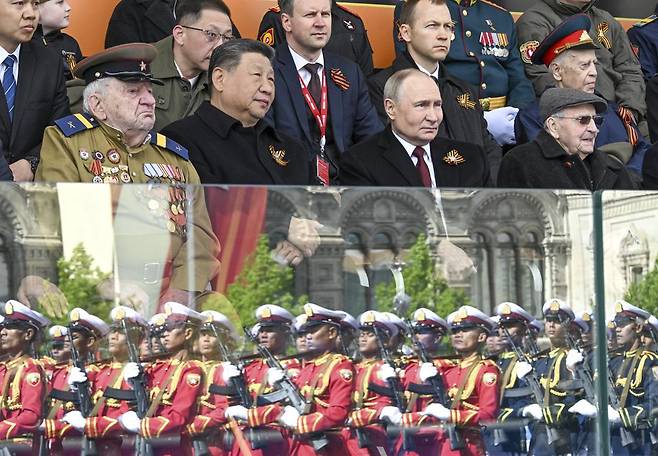 9일(현지 시간) 러시아 모스크바 붉은광장에서 열린 제2차 세계대전 승리 80주년 기념일(전승절) 열병식에 참석한 블라디미르 푸틴 러시아 대통령과 시진핑 중국 국가주석.  AP 뉴시스