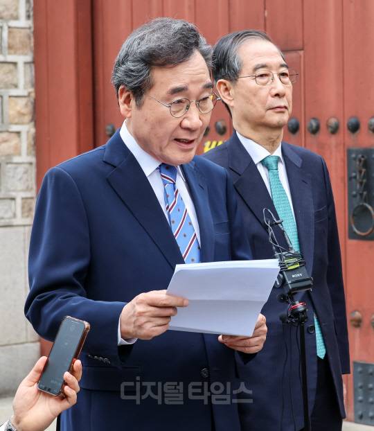 한덕수(오른쪽) 무소속 대선 예비후보와 이낙연 전 국무총리(새미래민주당 상임고문)이 지난 5월6일 서울 중구 컨퍼런스하우스달개비에서 오찬 회동을 마친 뒤 취재진에게 회동 결과를 설명하고 있다. 박동욱기자 fufus@