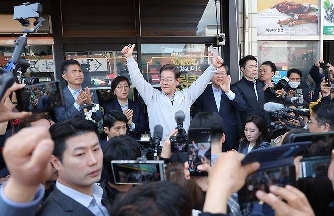 더불어민주당 이재명 대선 후보가 '골목골목 경청투어:국토종주편'에 나선 7일 정은경 총괄선대위원장과 함께 전북 진안군 새참거리를 찾아 연설을 하고 있다. 연합뉴스