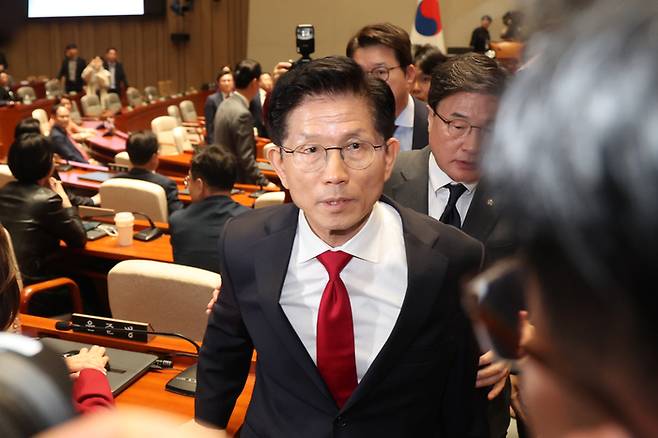 국민의힘 김문수 대선 후보가 9일 서울 여의도 국회에서 열린 의원총회에서 권영세 비상대책위원장이 단일화를 압박하는 발언을 하고서 퇴장하자 바로 이어서 의총장을 나가고 있다.