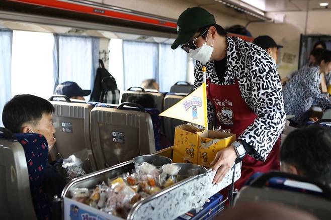레트로 낭만열차에선 승객들에게 추억의 먹거리를 제공한다.