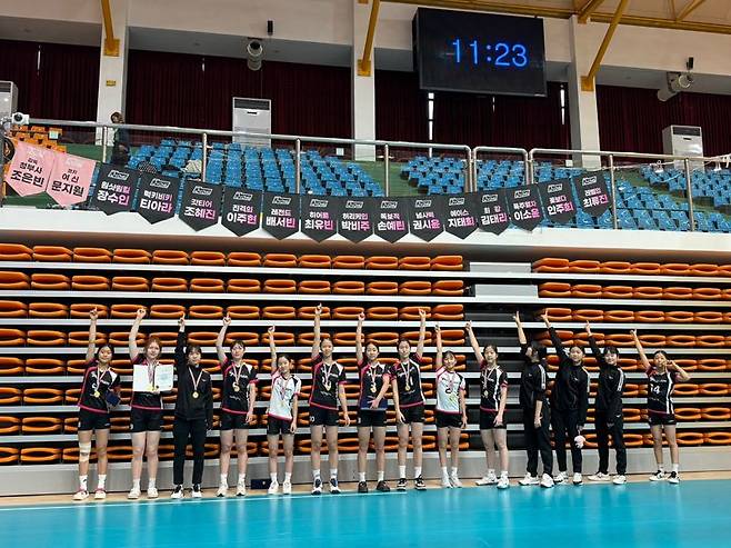 ‘제80회 전국 종별 배구선수권대회’에서 우승을 차지한 부산 경남여중 배구부 선수들이 우승 세레머니를 하고 있다. 부산시교육청 제공