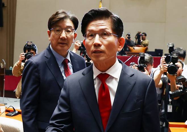 김문수 국민의힘 대통령 후보가 9일 오전 서울 여의도 국회에서 열린 의원총회에 참석한 뒤 나오고 있다. 왼쪽은 권성동 원내대표. 뉴스1