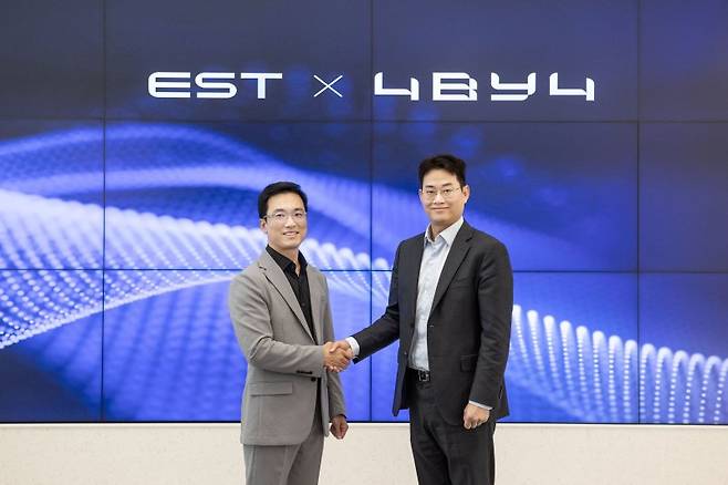 정상원 이스트소프트 대표(왼쪽)와 윤준호 포바이포 대표가 양해각서 체결 후 기념 촬영을 하고 있다. 포바이포 제공