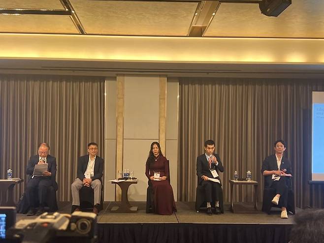 9일 하노이 롯데호텔에서 개최된 'KF 한국학 포럼 in 하노이, 베트남'에서 이한우 단국대 베트남학과 초빙교수(가장 왼쪽)과 베트남, 라오스 한국학 전문가들이 한국학 발전 방향에 대해 토론하고 있다. 사진=김준석 기자