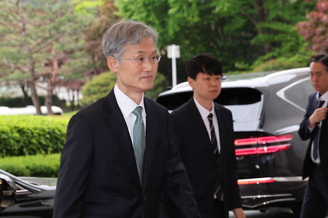 조희대 대법원장이 9일 오전 서울 서초구 대법원으로 출근하고 있다. 정용일 선임기자 yongil@hani.co.kr