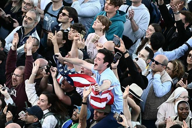 8일(현지시각) 레오 14세 교황 선출 소식이 발표되자 바티카 성 베드로 광장에서 한 남성이 미국 국기를 흔들고 있다. 바티칸/AFP 연합뉴스