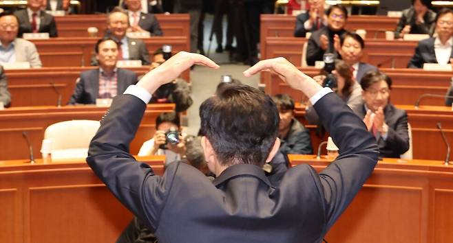 국민의힘 김문수 대선 후보가 9일 서울 여의도 국회에서 열린 의원총회에 참석해 인사말을 하던 중 머리 위로 하트를 만들어 보이고 있다. 연합뉴스