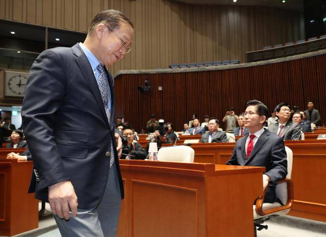 김문수 국민의힘 대선 후보가 9일 국회에서 열린 의원총회에서 지도부를 향해 "무소속을 당 후보 만들려 불법부당 수단 동원, 중단하라"며 입장을 밝히자 권영세 비대위원장이 "대단히 실망스럽다"고 발언한 뒤 의총장을 떠나고 있다. 뉴스1
