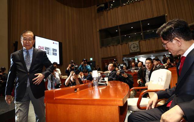 김문수 국민의힘 대통령 후보가 9일 서울 여의도 국회에서 열린 의원총회에서 지도부를 향해 "무소속을 당 후보 만들려 불법부당 수단 동원, 중단하라"며 입장을 밝히자 권영세 비대위원장이 "대단히 실망스럽다"고 발언한 뒤 의총장을 떠나고 있다. 뉴스1