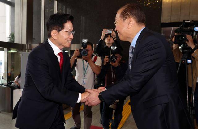 김문수 국민의힘 대선 후보가 9일 국회에서 열린 의원총회에 앞서 권영세(오른쪽) 비대위원장과 악수하고 있다. 뉴시스