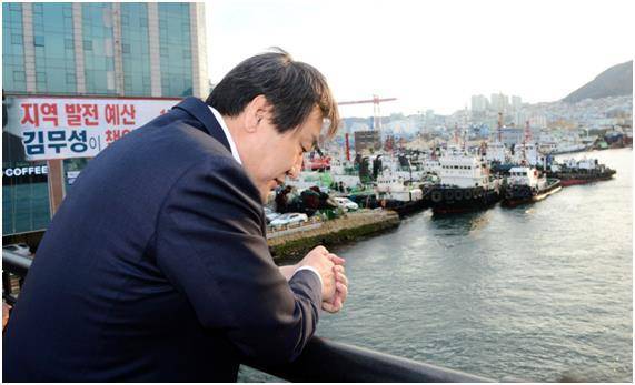 20대 총선 직전인 2016년 3월 24일 5개 지역구 후보자에 대한 공천장에 도장을 찍지 않겠다고 선언한 김무성 당시 새누리당 대표가 부산 영도구 자신의 선거사무실 앞 영도대교에서 생각에 잠겨 있다. 이 사건은 '옥새 파동'으로도 불린다. 한국일보 자료사진