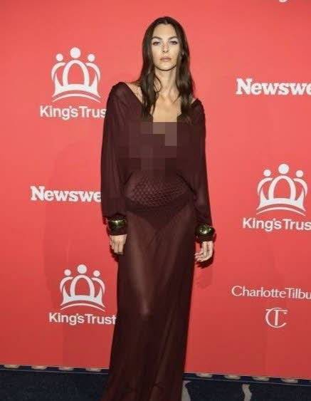 비토리아 세레티가 브래지어를 착용하지 않은 채 시스루 드레스를 입은 모습을 공개했다./사진=조선일보