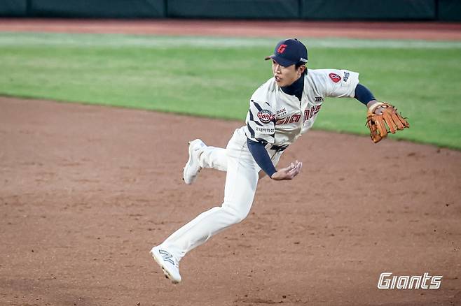 메인카드는 따로 있었다...'타율 1위' 전민재, 제2의 손호영 예고 [IS 피플]
