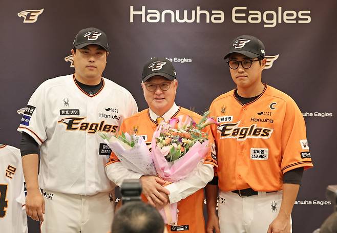 <yonhap photo-4193=""> 프로야구 복귀한 김경문 감독 (대전=연합뉴스) 김준범 기자 = 한화 이글스 지휘봉을 잡고 프로야구에 복귀한 김경문 감독(가운데)이 3일 오후 대전한화생명이글스파크에서 취임식을 한 뒤 류현진, 채은성과 기념사진을 찍고 있다. 2024.6.3 psykims@yna.co.kr/2024-06-03 14:31:05/ <저작권자 ⓒ 1980-2024 ㈜연합뉴스. 무단 전재 재배포 금지, AI 학습 및 활용 금지></yonhap>