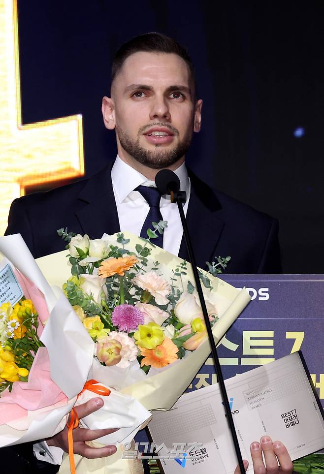 2024-2025 V리그 시상식이 14일 오후 서울 서대문구 스위스그랜드호텔 컨벤션홀에서 열렸다. 이번 시즌 남자부 베스트7에 선정된 아포짓스파이커 KB손해보험 비예나가 수상소감을 맣하고 있다. 김민규 기자 mgkim1@edaily.co.kr /2025.04.14/