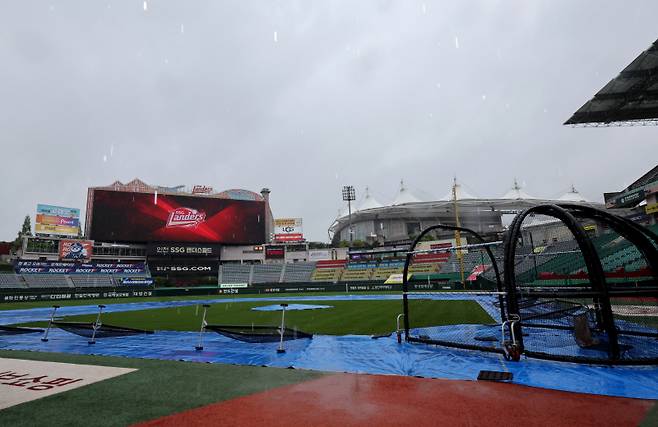 9일 오후 인천SSG랜더스필드에서 열릴 예정이던 2025 KB0리그 프로야구 SSG랜더스와 KIA타이거즈의 경기가 우천으로 취소돼 10일 더블헤더로 열리게 됐다. 방수포가 덮여있는 그라운드에 비가 내리고 있다. 인천=김민규 기자 mgkim1@edaily.co.kr /2025.05.09/