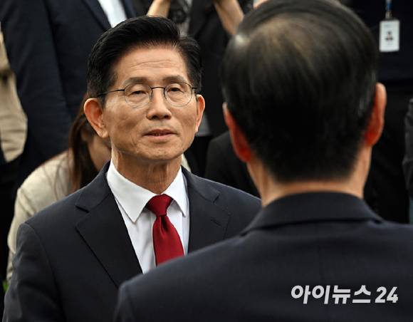 김문수 국민의힘 대선 후보와 한덕수 무소속 대선 예비후보가 8일 오후 서울 여의도 국회 사랑재에서 후보 단일화 관련 회동을 하고 있다. [사진=곽영래 기자]