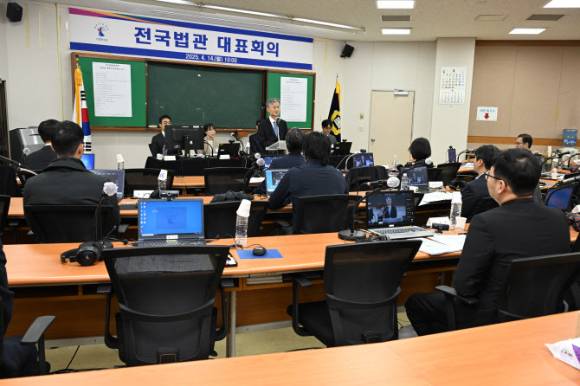 조희대 대법원장이 지난달 14일 오전 10시 고양시 사법연수원 전국법관대표회의 제1회 정기회의에서 인사말을 하고 있다. [사진=대법원]