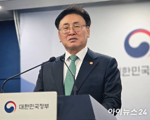유상임 과학기술정보통신부 장관이 9일 오전 정부서울청사에서 '2025년도 과기정통부 핵심과제 4월 실적 및 5월 계획'에 대한 브리핑을 진행하고 있다. [사진=안세준 기자]
