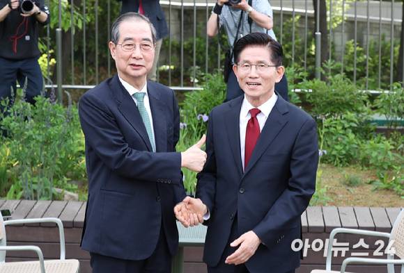 김문수 국민의힘 대선 후보와 한덕수 무소속 대선 예비후보가 8일 서울 여의도 국회 사랑재에서 후보 단일화와 관련해 회동하고 있다. [사진=곽영래 기자]