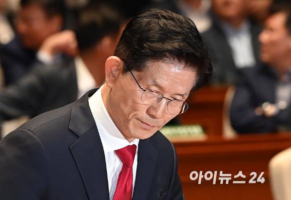 김문수 국민의힘 대선후보가 9일 서울 여의도 국회에서 열린 의원총회에서 인사말을 마친 뒤 자리에 착석하고 있다. [사진=곽영래 기자]