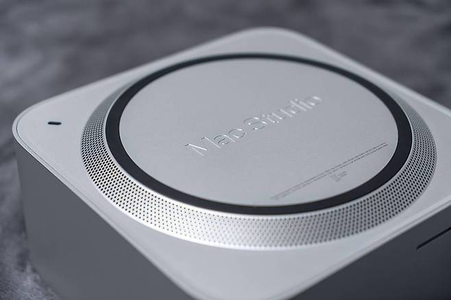 맥 스튜디오의 바닥면에 도난 방지용 캔싱턴 홀, 흡기구가 있다 / 출처=IT동아