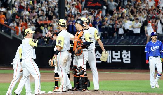 지난 7일 삼성전에서 9연승에 성공한 뒤 자축하는 한화 선수들. 한화는 9연전 기간에 치른 7경기를 다 이겨 단독 1위가 됐다. [뉴스1]
