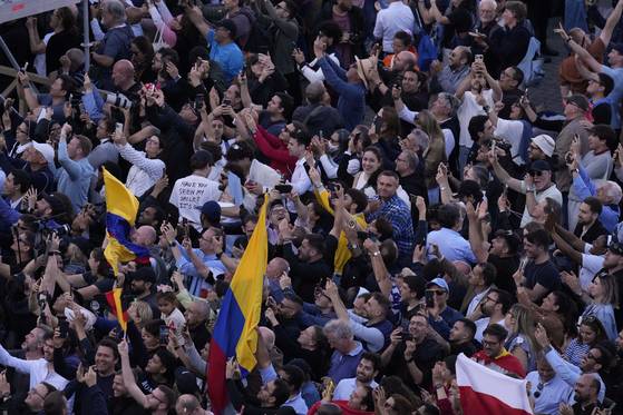 8일 바티칸 광장에서 새 교황의 등장을 기다리는 신자들 .[AP=연합뉴스]