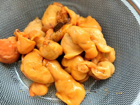 남은 물기를 제거해야, 멍게 본연의 풍미를 제대로 즐길 수 있다. 사진 신혜원