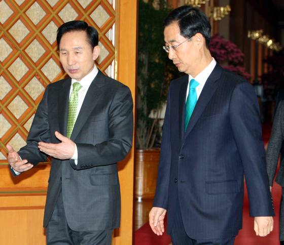 이명박 대통령과 한덕수 주미대사가 26일 청와대에서 임명장 수여식 후 환담장으로 향하고 있다. 중앙포토