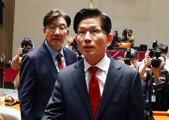 김문수 국민의힘 대통령 후보가 9일 오전 서울 여의도 국회에서 열린 의원총회에 참석한 뒤 갑자기 퇴장하고 있다. 왼쪽은 권성동 원내대표. 뉴스1