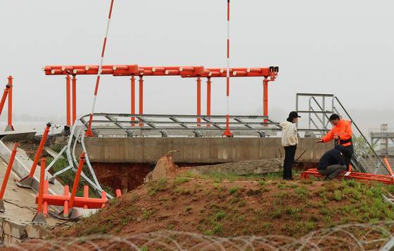 지난달 22일 전남 무안국제공항에서 제주항공 여객기 사고 원인을 조사 중인 항공철도사고조사위원회 관계자들이 방위각시설(로컬라이저)에 대해 현장 조사하고 있다. 연합뉴스