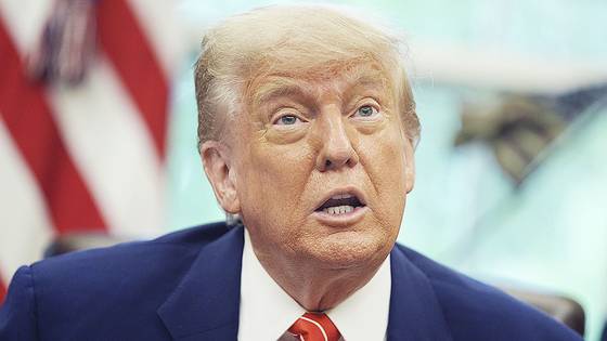 도널드 트럼프 미 대통령이 8일(현지시간) 백악관에서 영국과의 무역 협정을 기자들 앞에서 설명하고 있다.. AP=연합뉴스