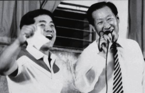 1984년 LA 올림픽 출전 국가대표 선수단 격려식에서 노래를 부르고 있는 당시 정주영 대한체육회장과 MC 이상용. [중앙포토]