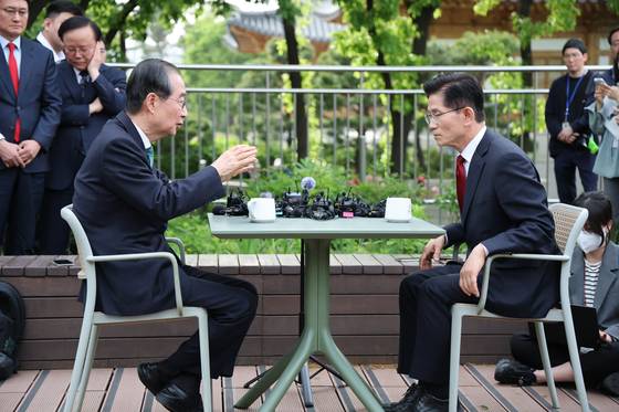 김문수 국민의힘 대통령 후보와 한덕수 무소속 대선 예비후보가 8일 서울 여의도 국회 강변서재에서 후보 단일화 관련 공개 회동을 하고 있다. 국회사진기자단