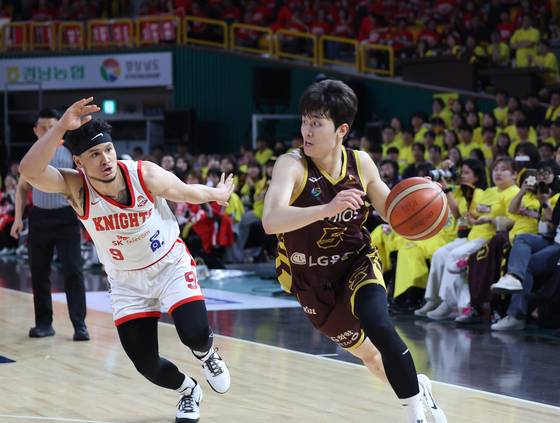 돌파를 시도하는 LG 양준석(오른쪽). 연합뉴스