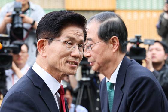 김문수 국민의힘 대선 후보와 한덕수 무소속 대선 후보가 8일 서울 여의도 국회 내 카페에서 단일화 관련 회동을 마치고 인사하고 있다. 뉴스1