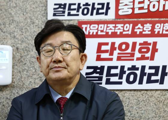 김문수 국민의힘 대통령 후보에게 단일화 약속을 촉구하며 단식농성 중인 권성동 원내대표가 9일 오후 서울 여의도 원내대표실 앞 농성장에서 굳은 표정을 하고 있다. 뉴스1